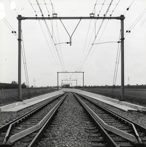169196 Gezicht op de spoorbaan bij de toegang naar de Velsertunnel onder het Noordzeekanaal, tussen Santpoort Noord en ...